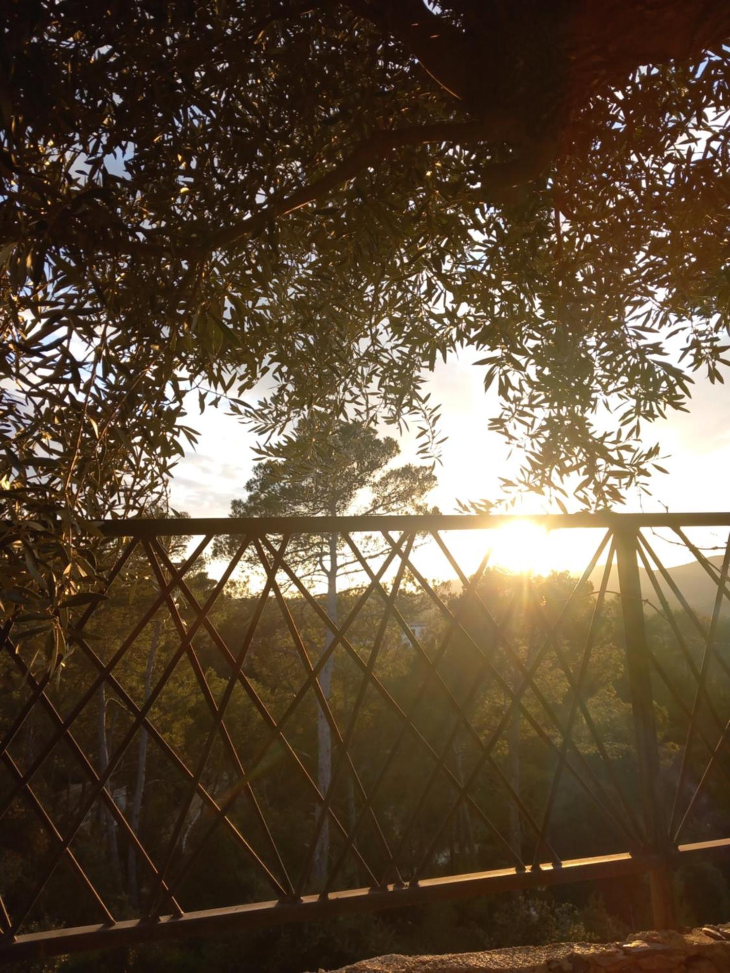 Au Coucher De Soleil Inoubliable Sur Les Collines Villa